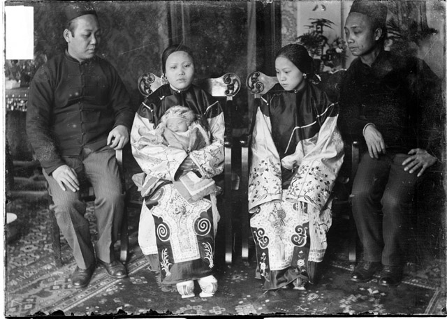Chinese girl names meaning moon opening image with family naming and gentle moon symbolism